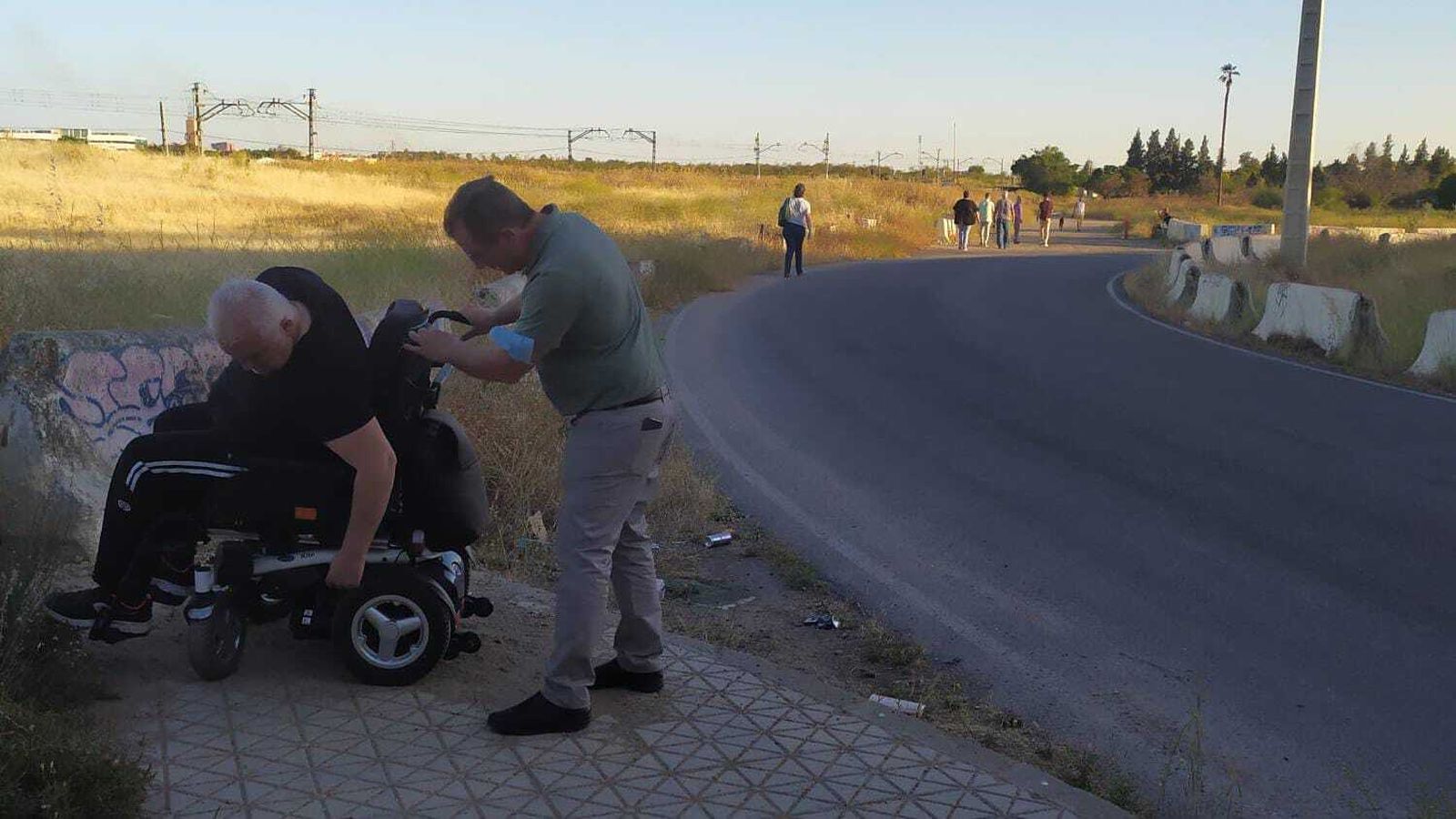 Una vía peatonal que no llega a ninguna parte en Padre Pío.