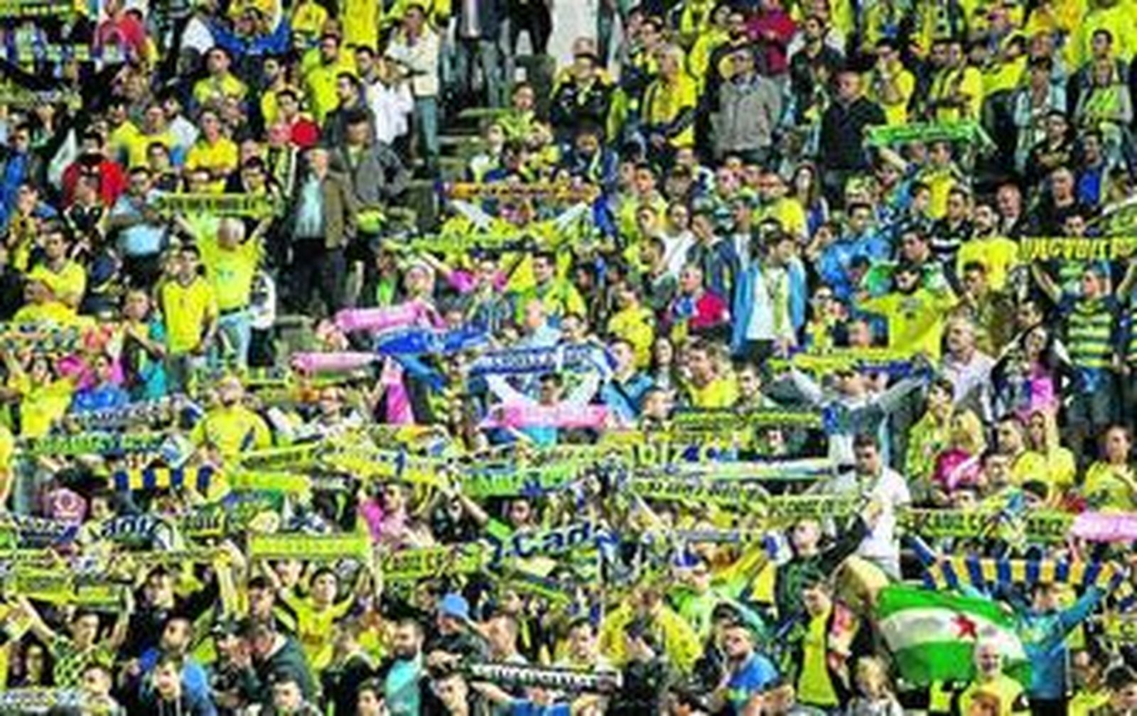 Aficionados animan al Cádiz en el Municipal linense hace un mes.