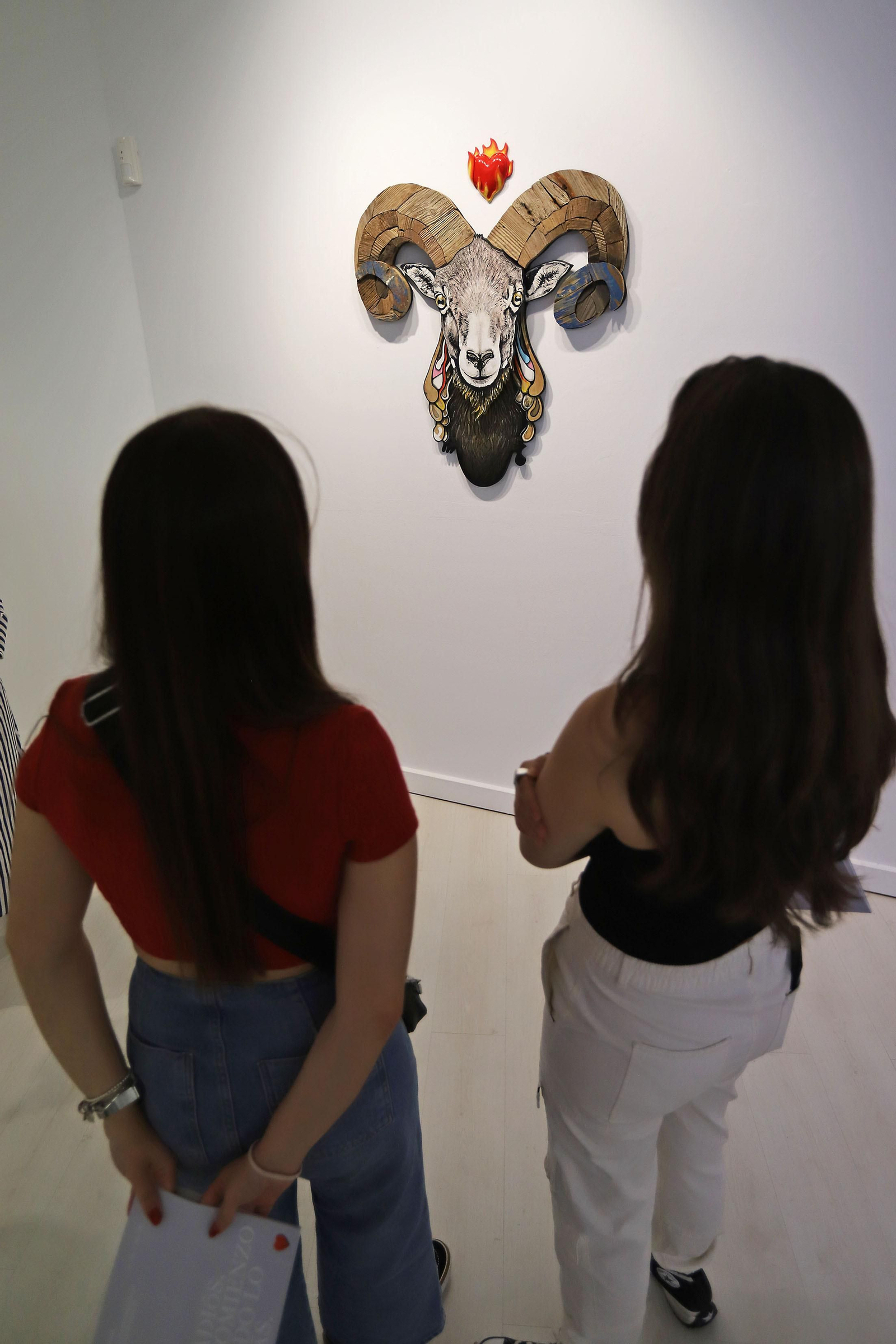 Imágenes de la exposición del artista onubense Wild Welva titulada 'El adiós, el comienzo y todo lo demás'.
