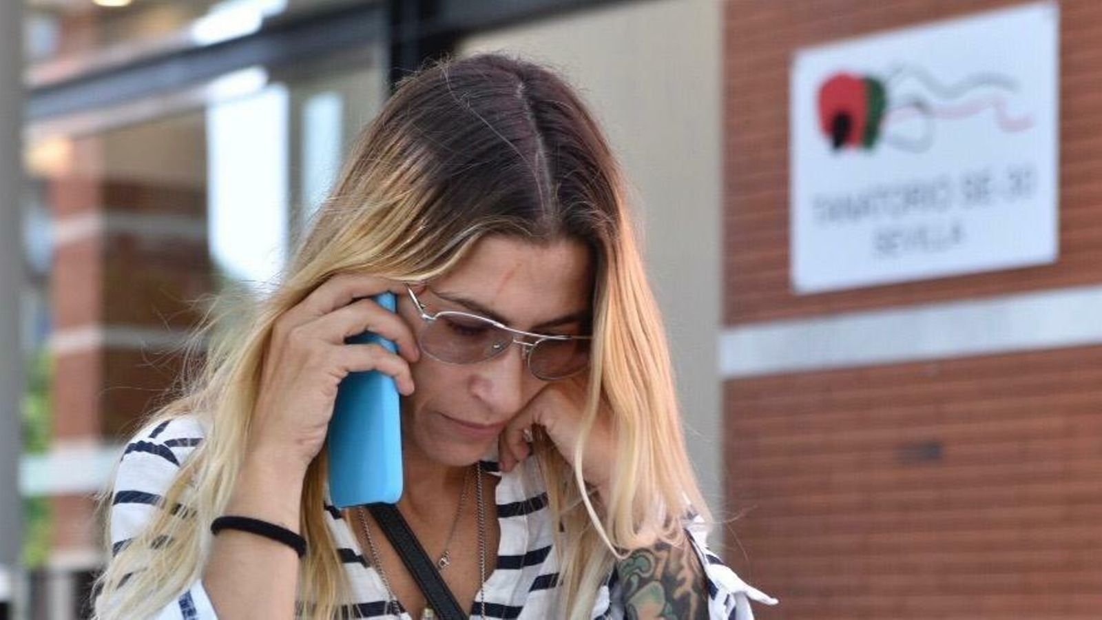 Familiares, en el entierro de la tercera fallecida en Sevilla por el brote de listeriosis.