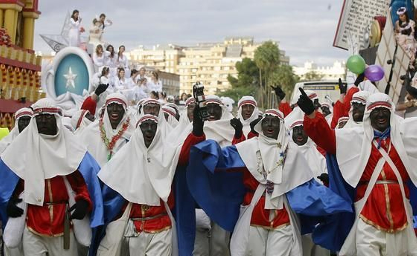 Las decenas de beduinos que preceden a las carrozas disfrutan durante el comienzo del recorrido.

Foto: Antonio Pizarro