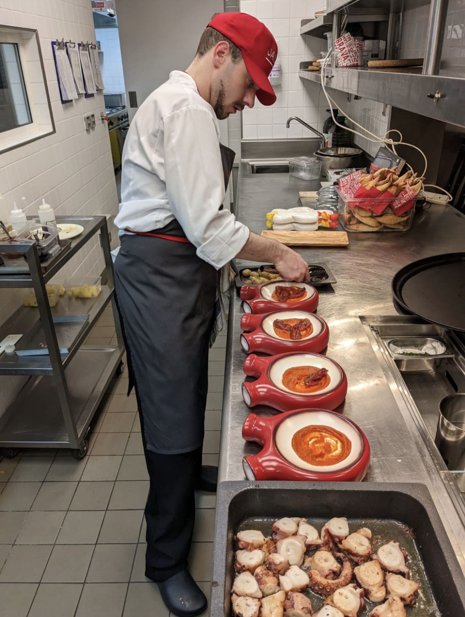 El cocinero onubense trabajando en la cocina.