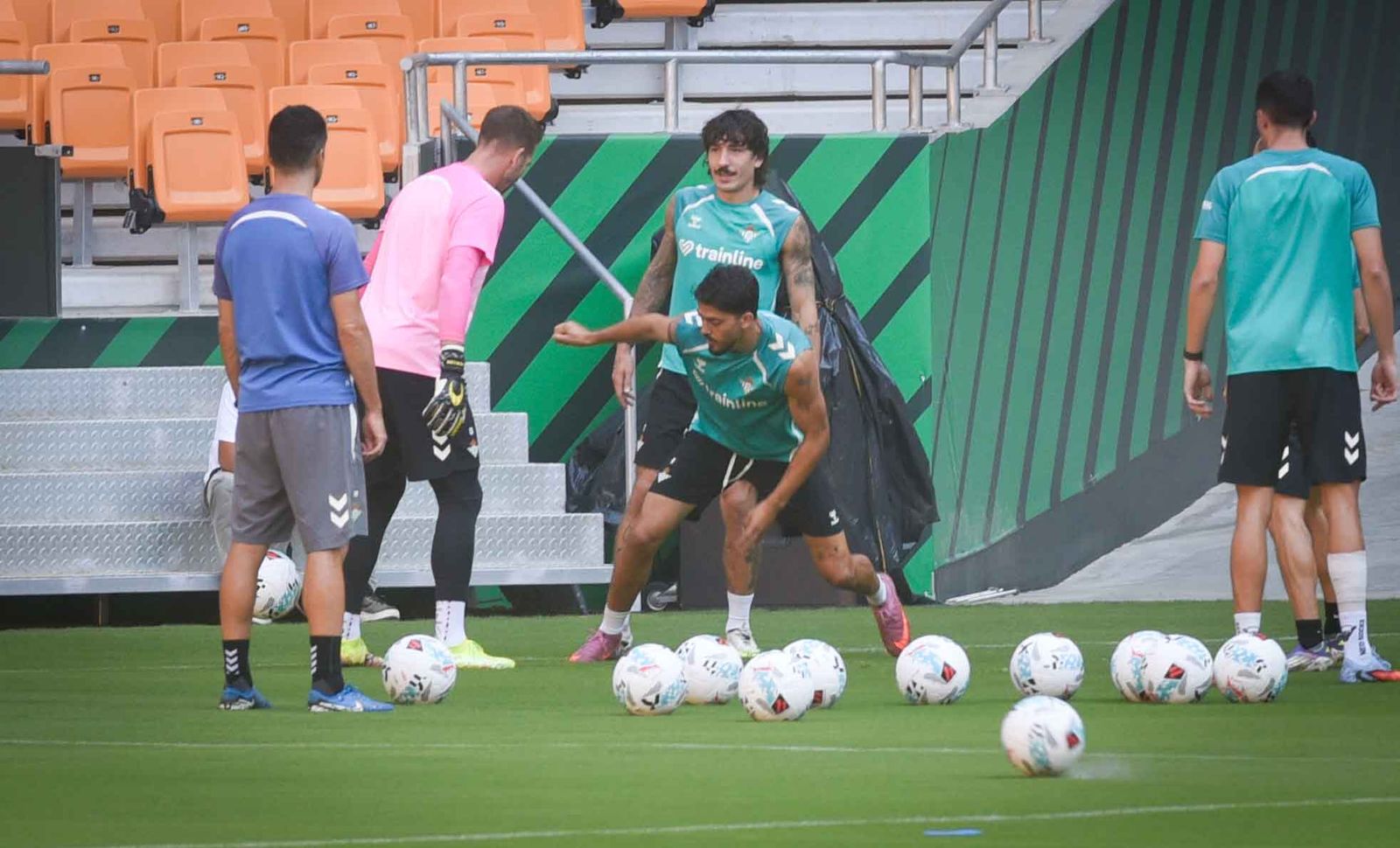 Imágenes del primer entrenamiento del Betis en el Estadio de la Cartuja