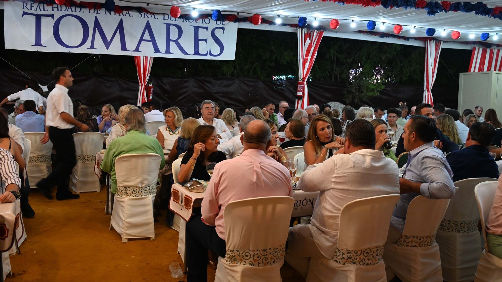 Cena del Pescaíto en la caseta de la Hermandad del Rocío.