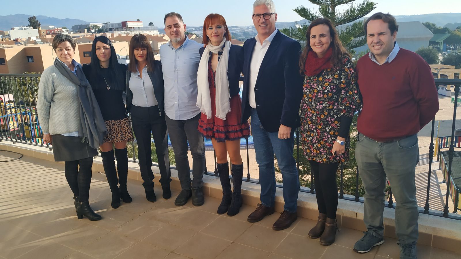 Alcalde y concejales del Ayuntamiento y representantes de la asociación