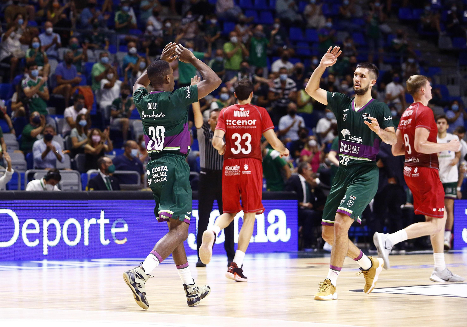 Norris Cole y Axel Bouteille celebran una acción en el partido.