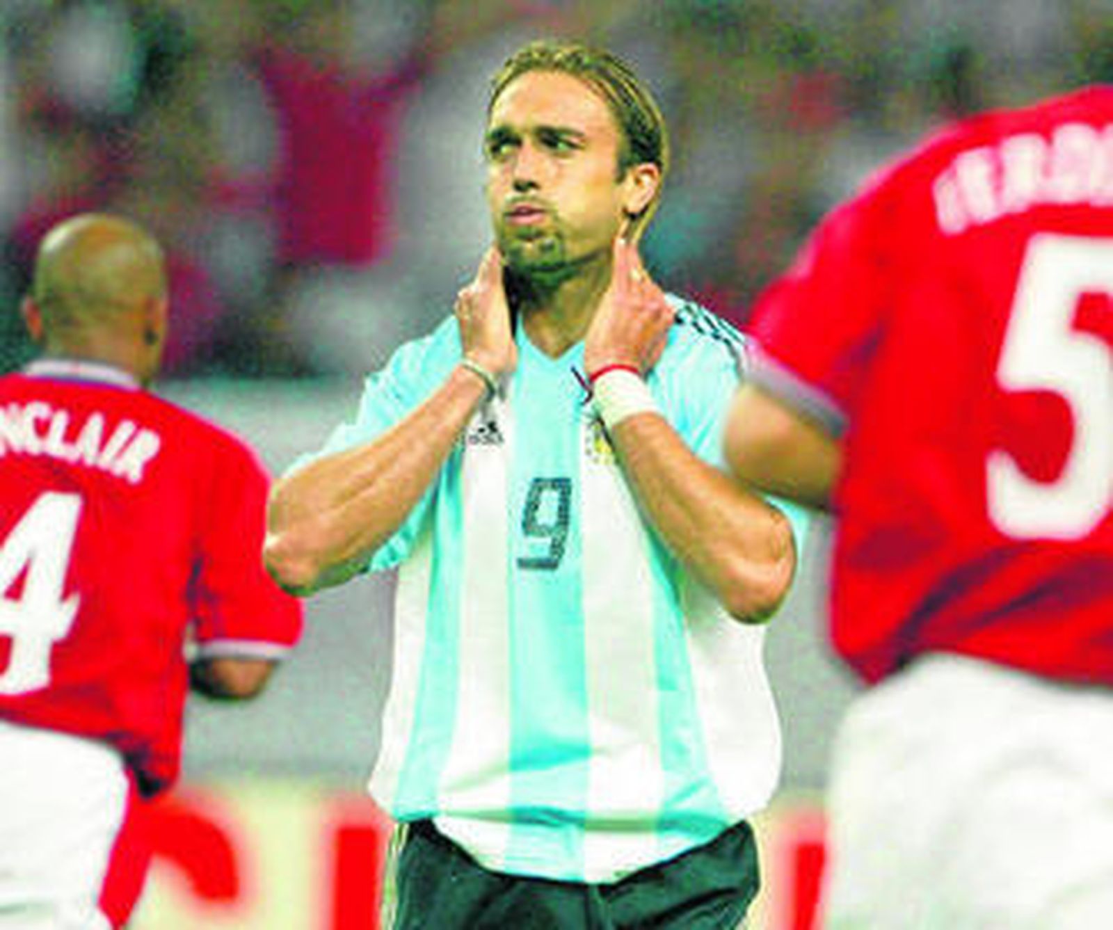 El exjugador argentino se lamenta tras fallar una ocasión durante un partido con su selección.