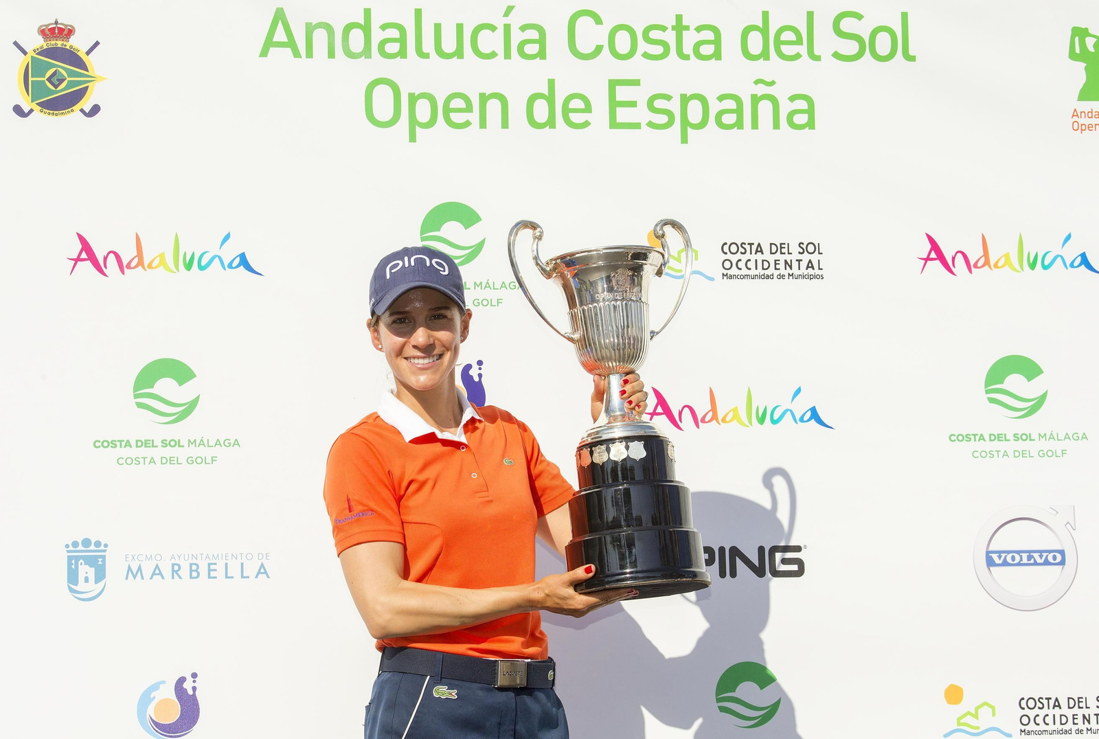 Azahara Muñoz posa con el trofeo que la acredita como campeona del Open de España..