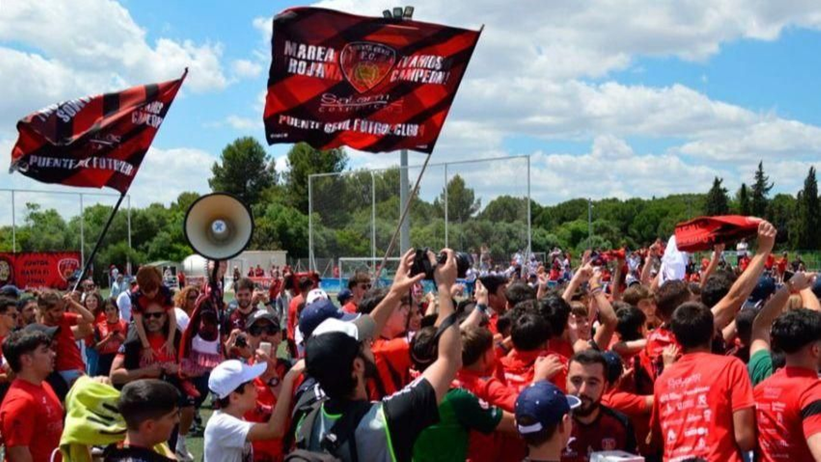 Jugadores y aficionados del Salerm Puente Genil festejan el ascenso, el pasado mes de mayo