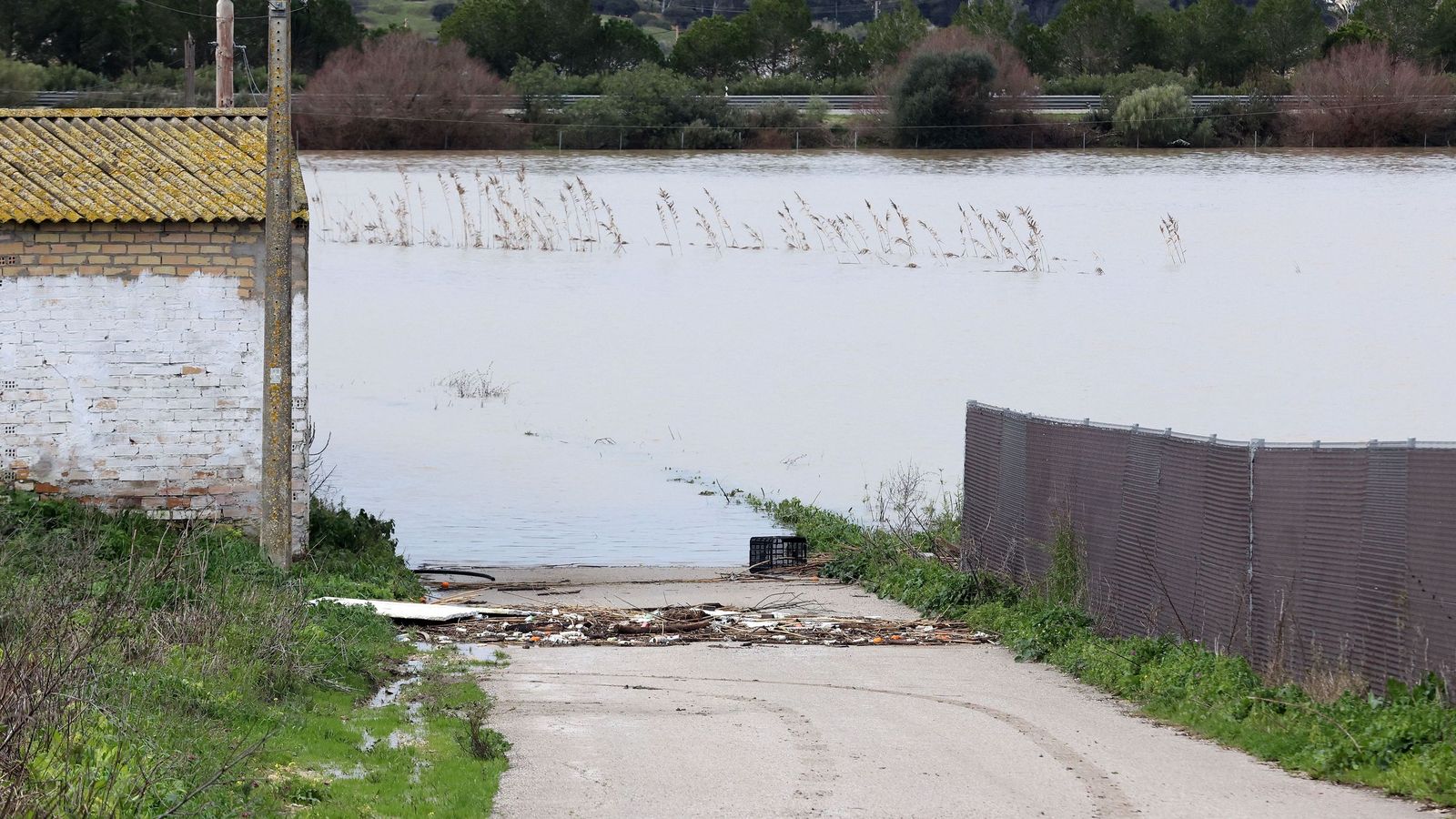 El Guadalete comienza a bajar su nivel poco a poco por la zona rural de Jerez