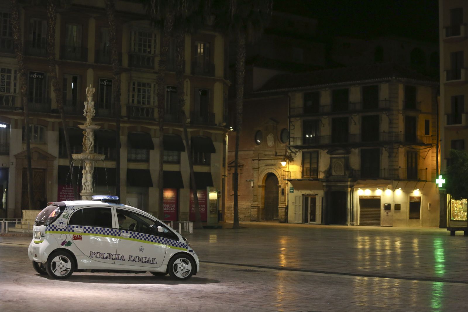 El coronavirus dibuja una noche desierta en el centro de Málaga, en fotos