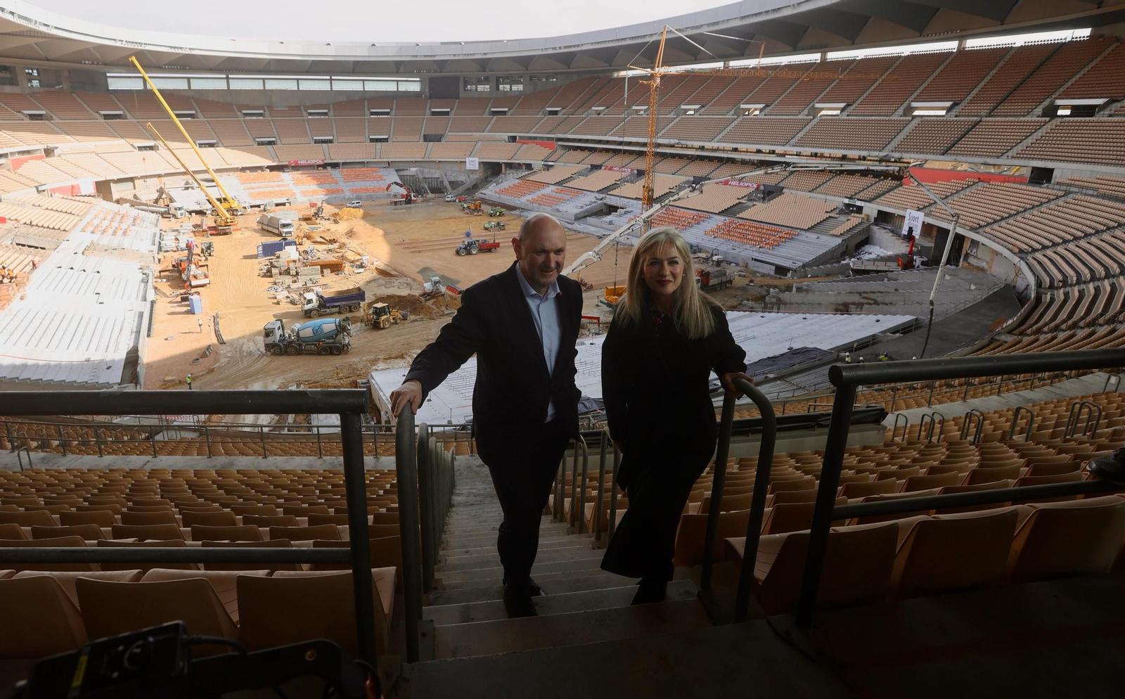 Rafael Louzán y Patricia del Pozo posan con las obras del Estadio de la Cartuja de fondo. Rafael Louzán y Patricia del Pozo posan con las obras del Estadio de la Cartuja de fondo.