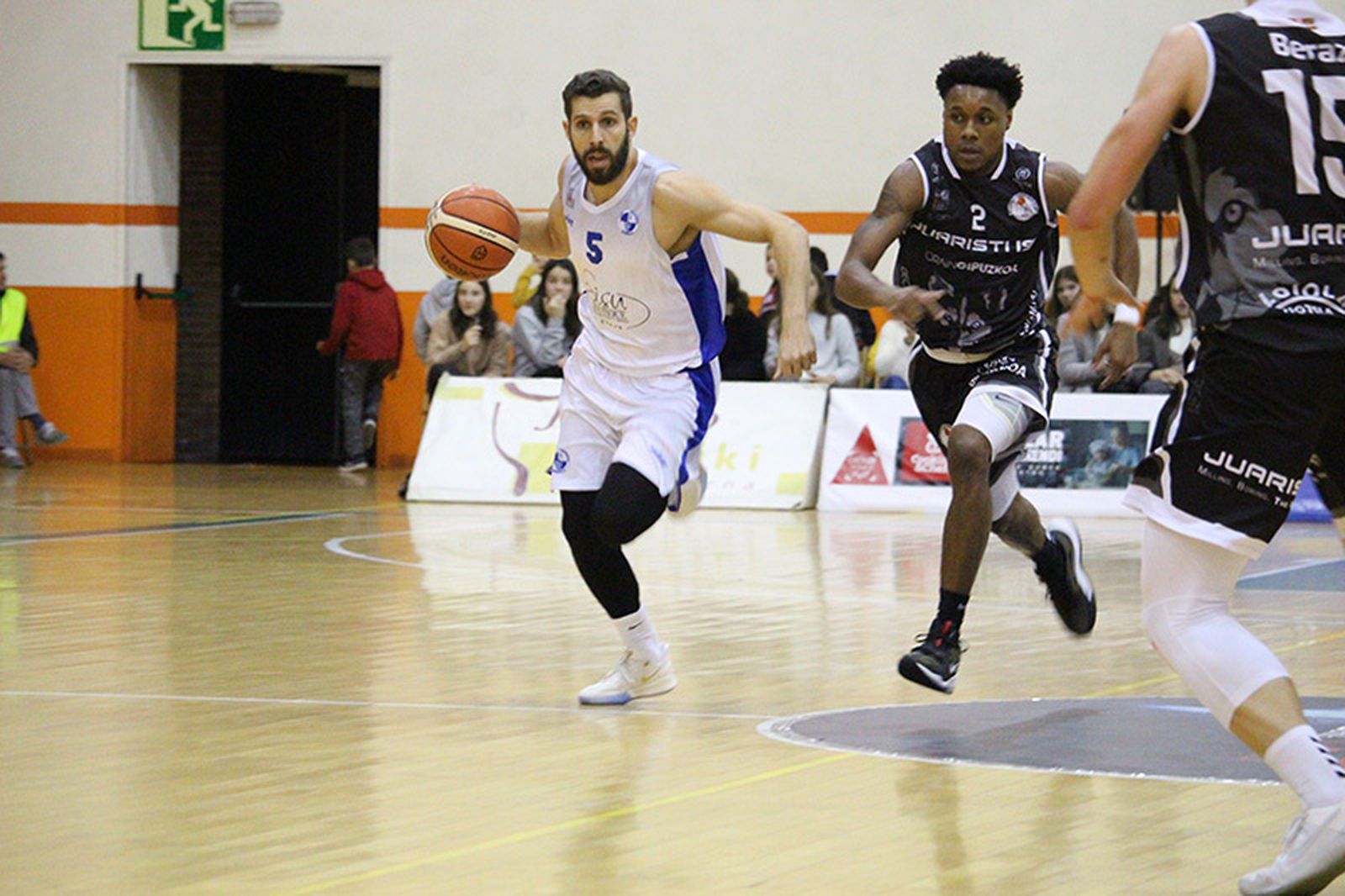 Adri Fuentes bota el balón.