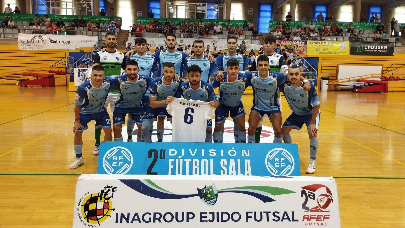 Los jugadores del conjunto celeste posan con la camiseta en homenaje a Manolo Guerra antes del comienzo del encuentro.