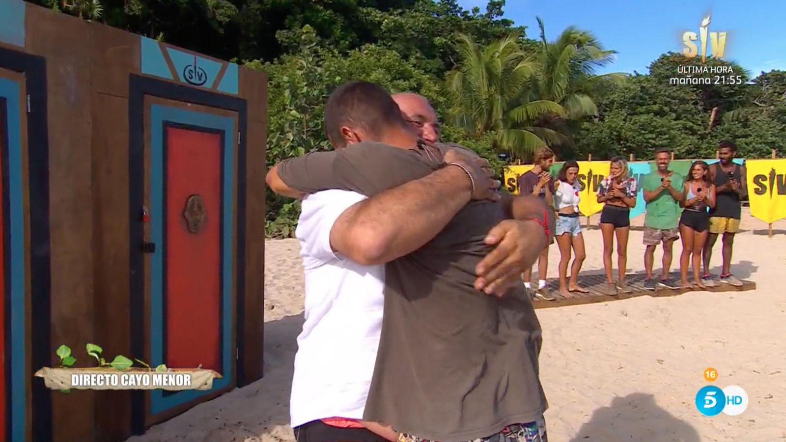 Alejandro Nieto abraza a su padre en Supervivientes