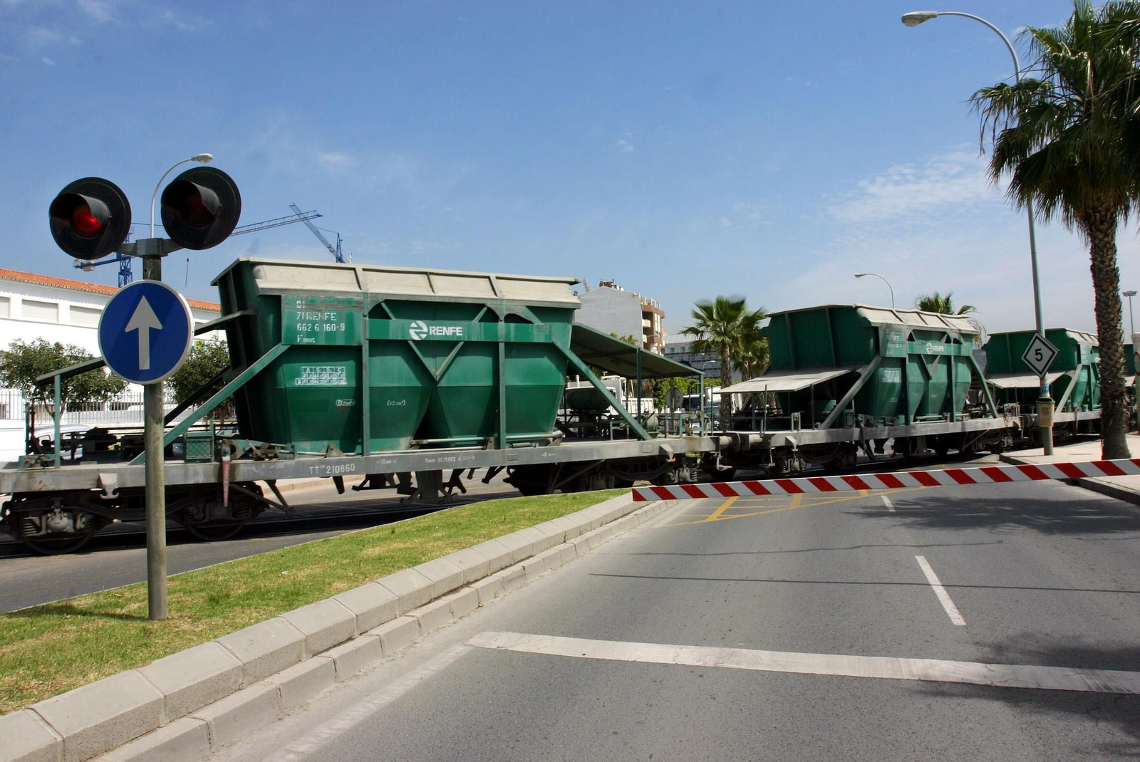 Imagen de archivo de un tren de mercancías en su trayecto hacia el puerto.