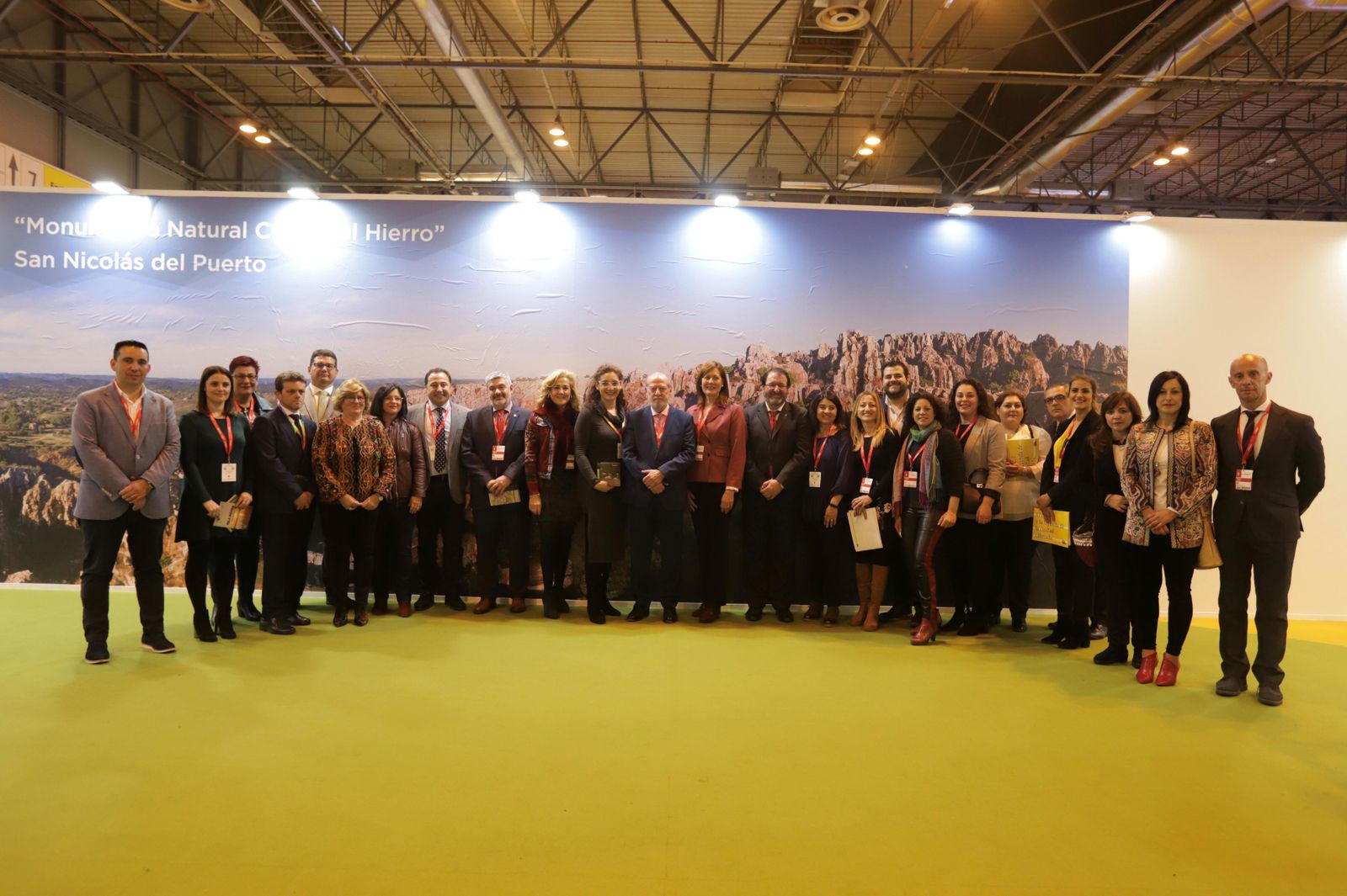 El presidente de la Diputación con los representantes de los municipios que participaron en la segunda jornada de Fitur.