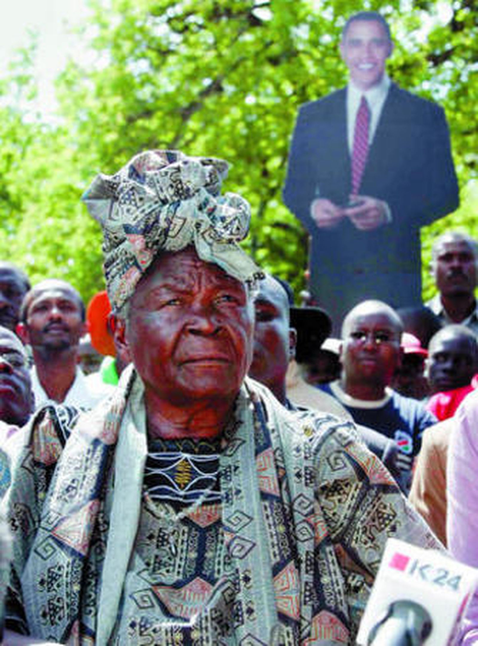 La abuela paterna de Obama celebra su éxito en Kenia.
