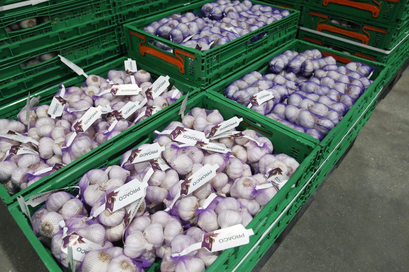 Ajos en el supermercado.