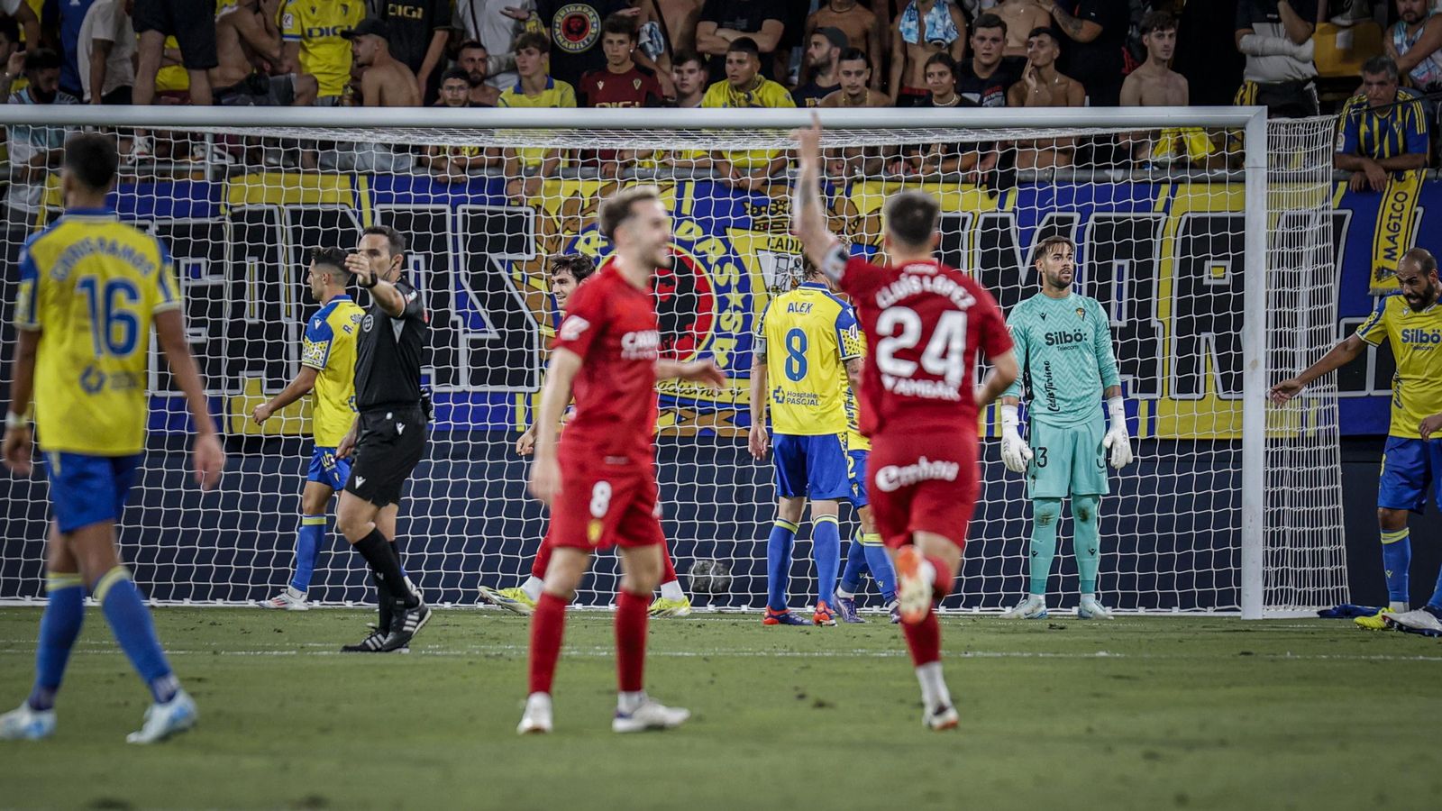 Búscate entre las fotos del partido de fútbol entre Cádiz CF y Real Zaragoza