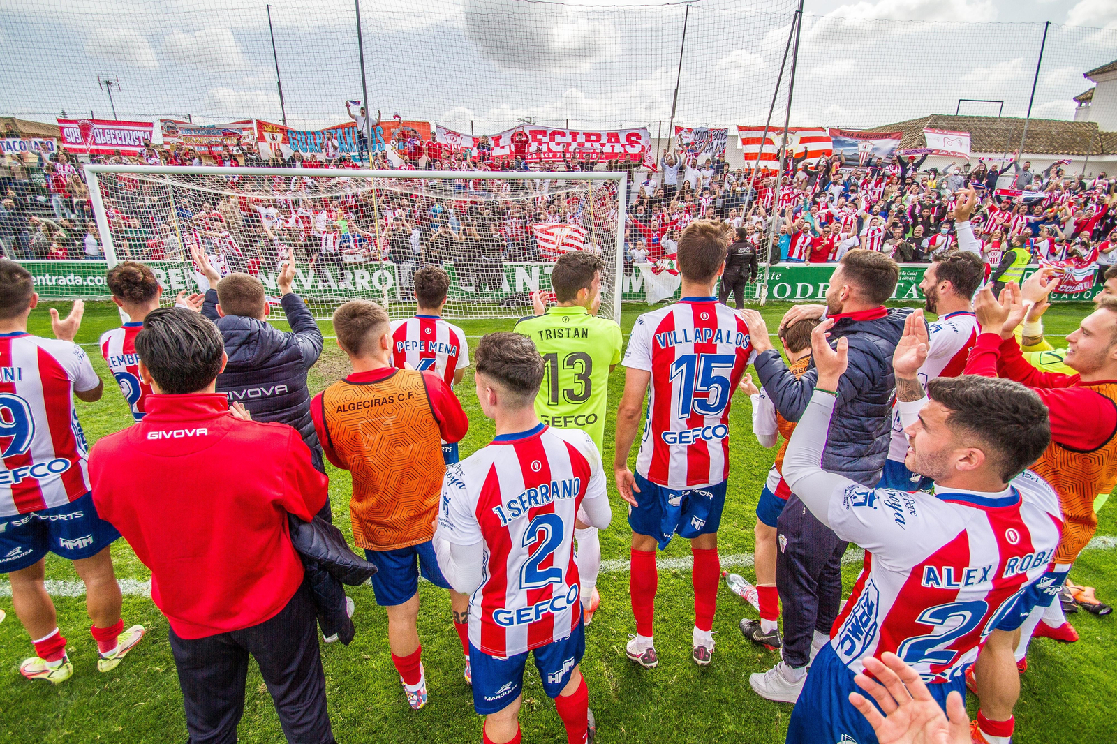 Los jugadores del Algeciras celebran con su afición en Sanlúcar.
