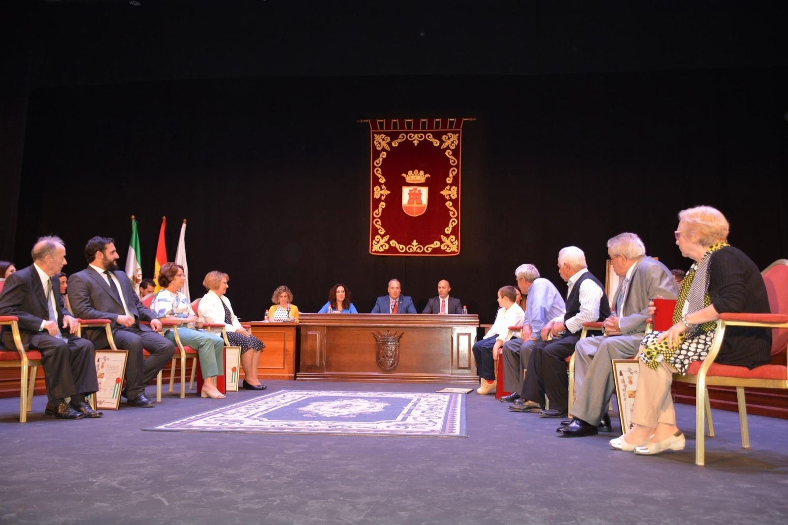 Los galardonados, en el escenario del teatro Juan Luis Galiardo, ayer.