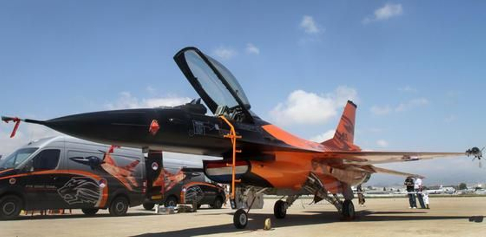 La jornada de puertas abiertas del II Festival Aéreo Internacional de Málaga contó con la presencia de muchos curiosos.

Foto: Yolanda Montiel