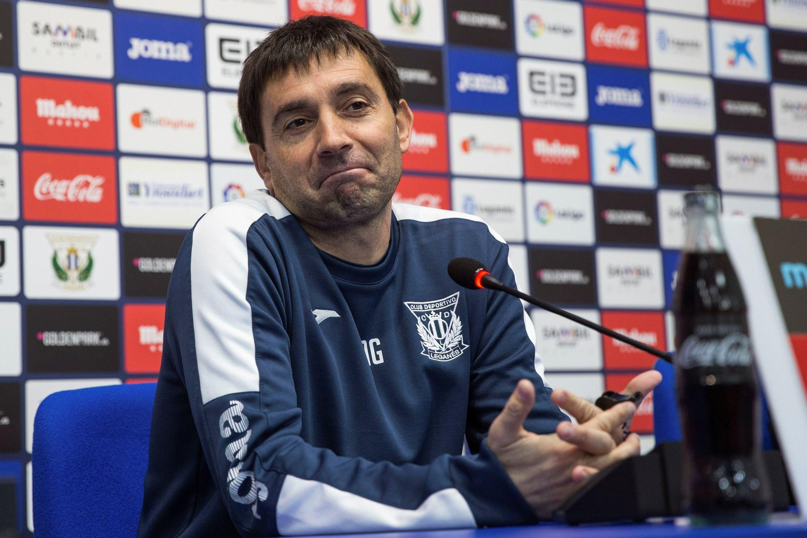 Garitano, con un elocuente gesto durante su comparecencia.