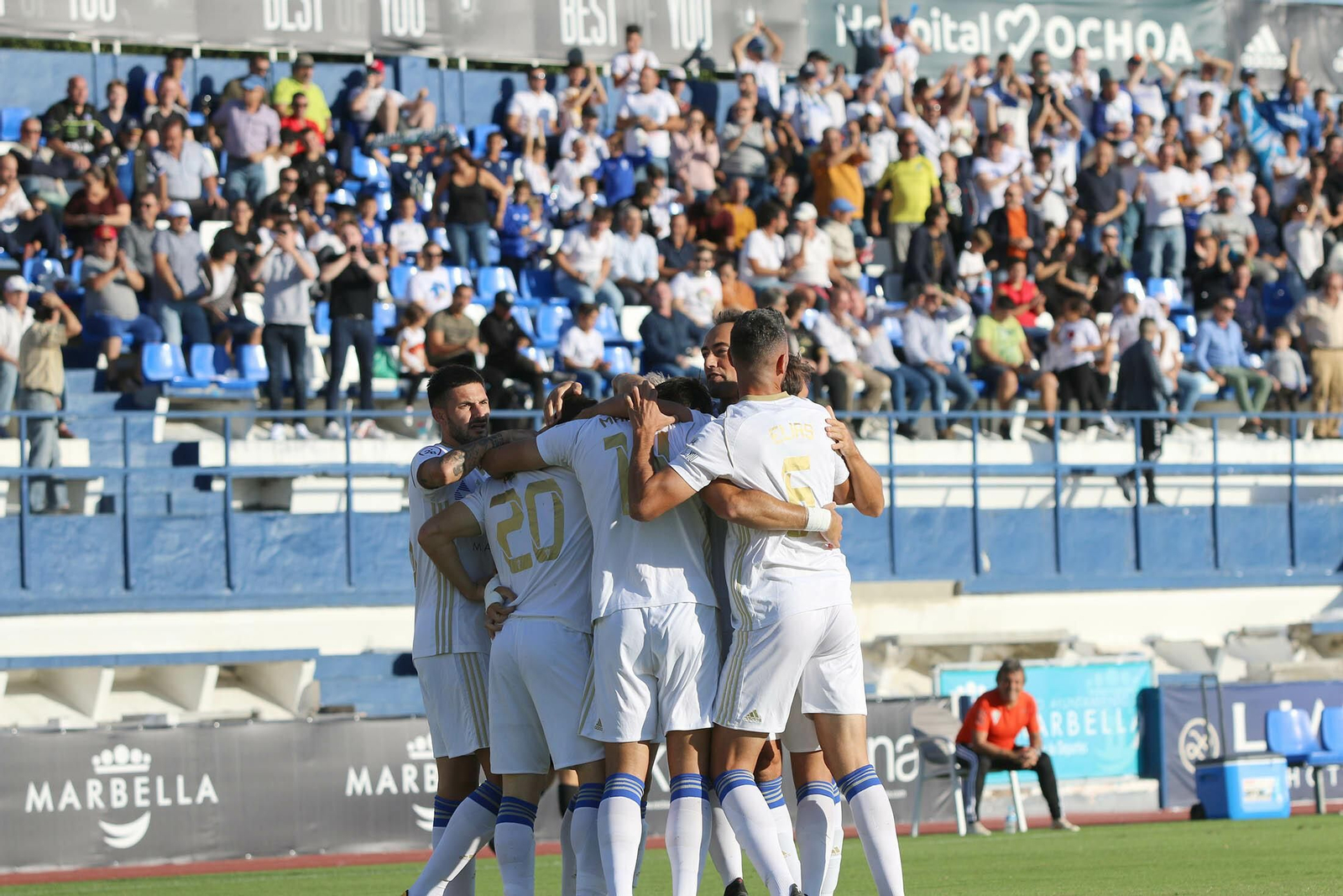 Los blanquillos celebran uno de sus goles.