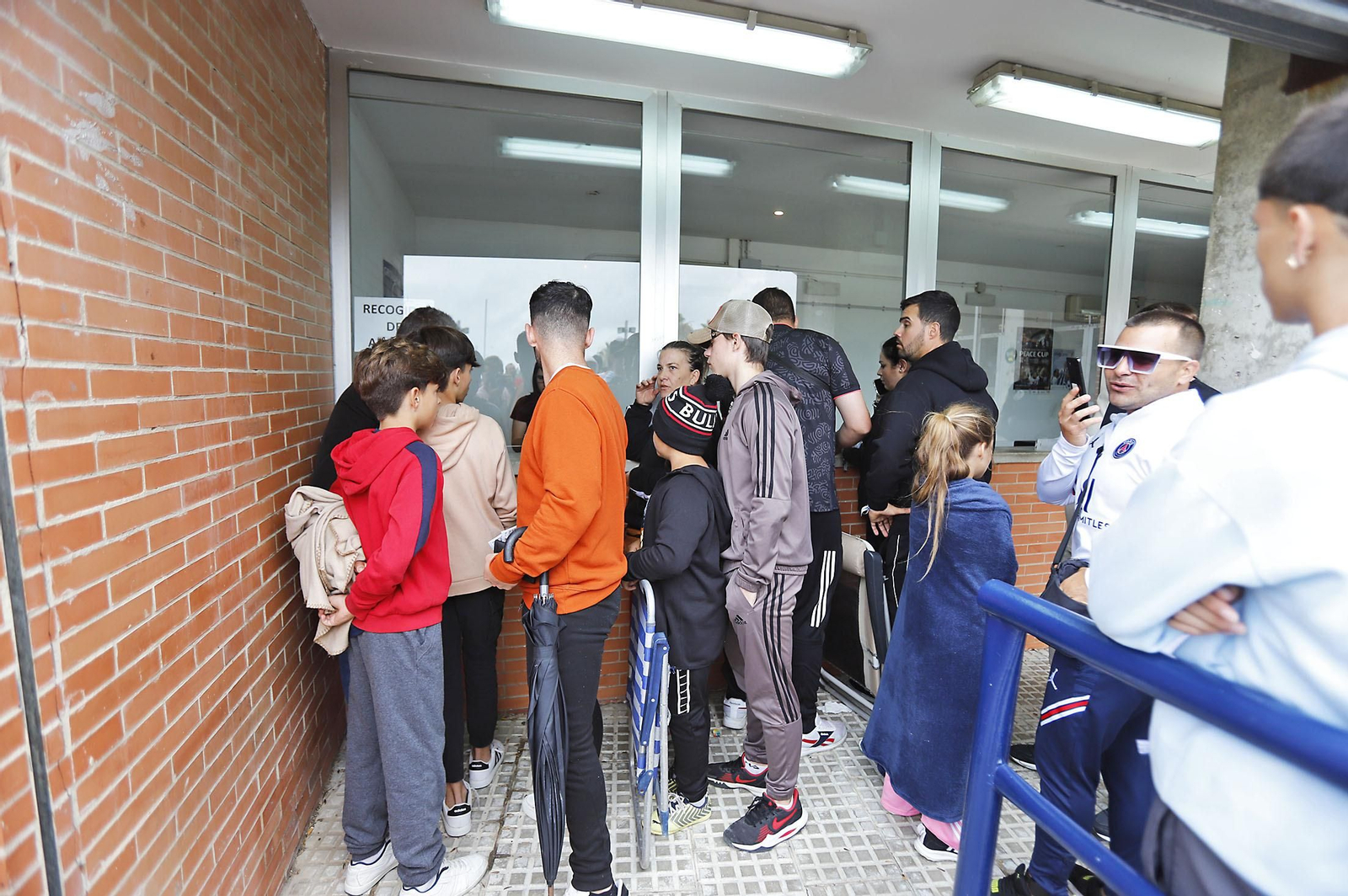 Largas colas para comprar las últimas entradas de la final del Recreativo de Huelva