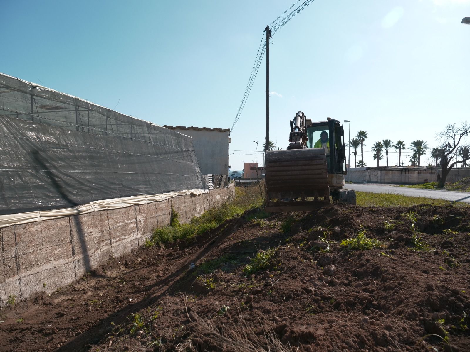 Labores de mantemiento y limpieza en caminos rurales de Roquetas.