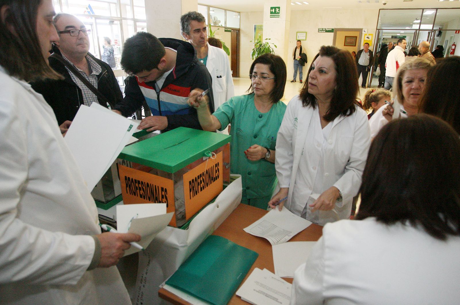 Referéndum organizado por la junta de personal del Infanta sobre la fusión con el Juan Ramón, en marzo de 2014.