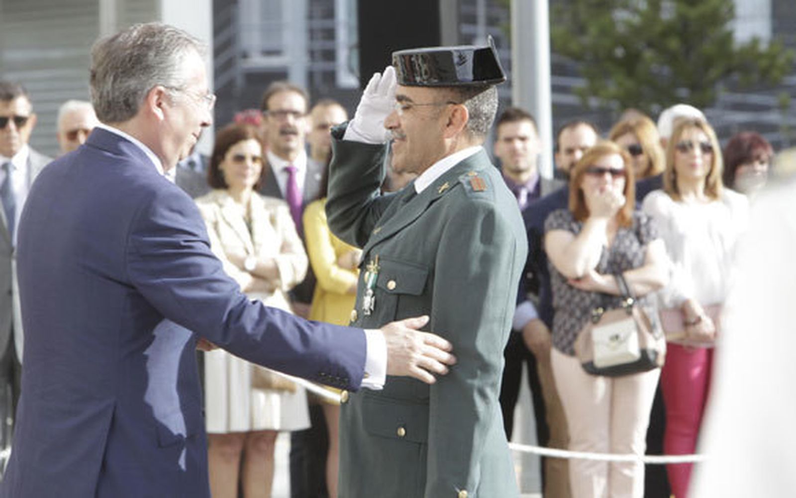 El suboficial recibe la felicitación del subdelegado del Gobierno, Javier de Torre, tras su condecoración./Lourdes de Vicente