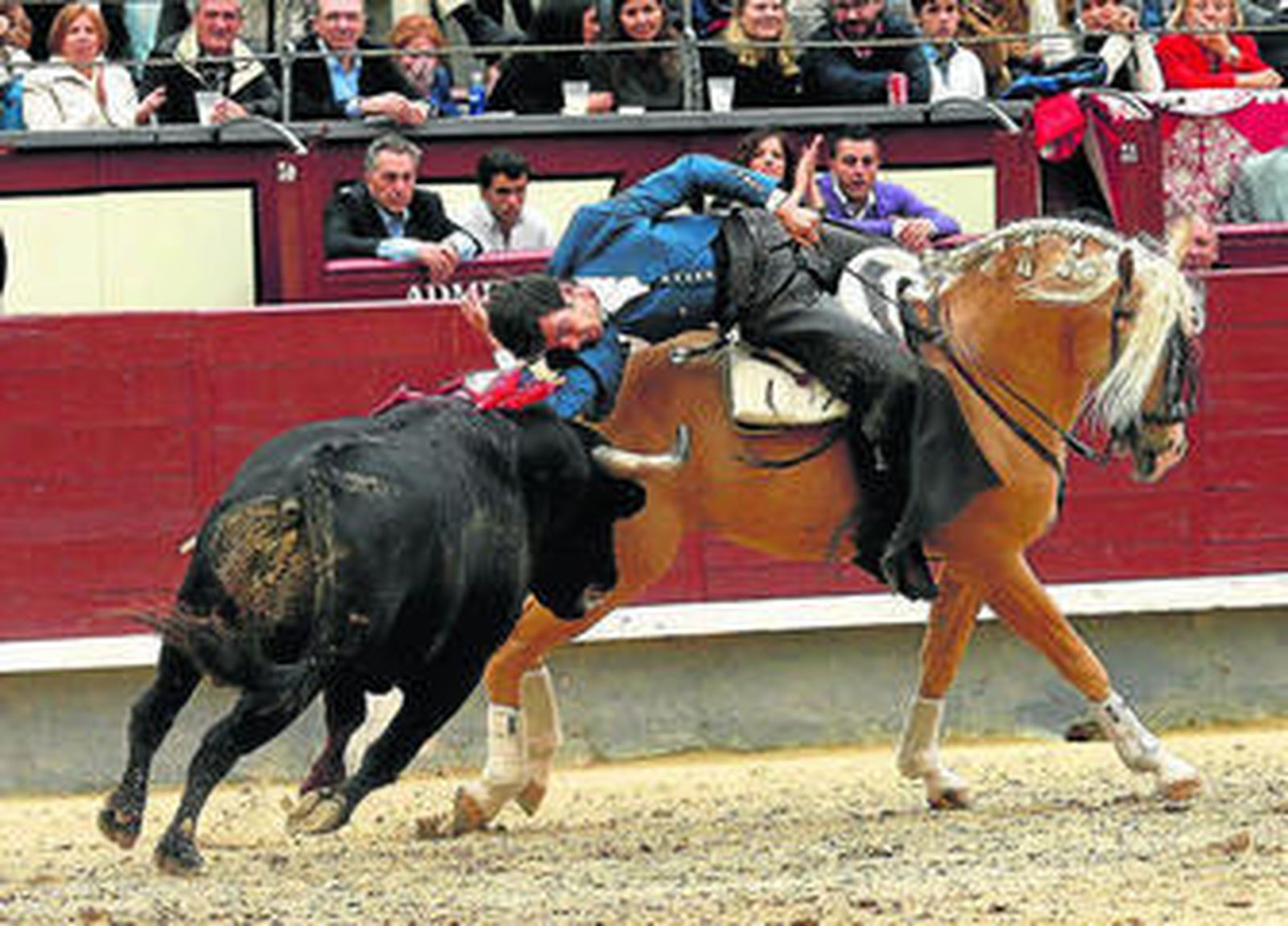 Sergio Galán, en la suerte del teléfono, durante la lidia a su segundo toro, al que cortó las dos orejas.