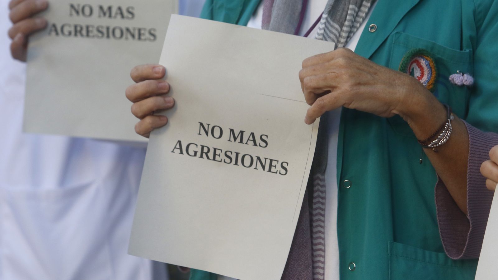 Carteles que han portado los trabajadores del centro.