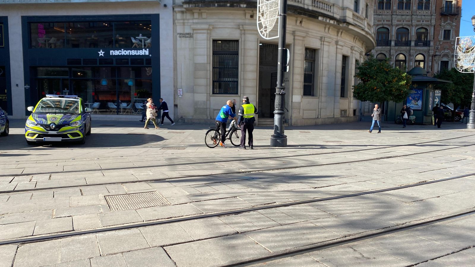 Policía Local apercibe a un ciclista en la Avenida de la Constitución