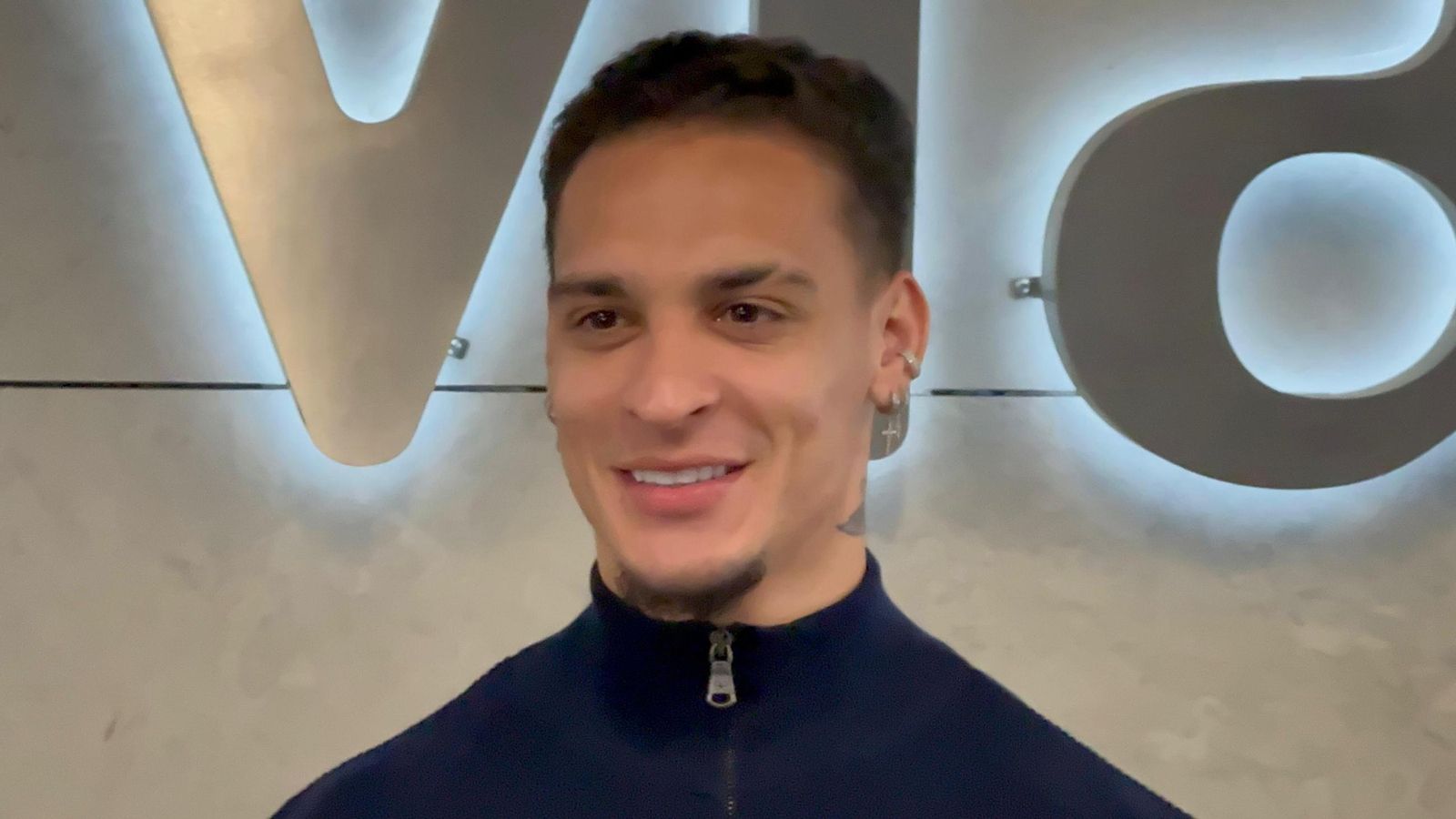 Antony posa tras pasar el reconocimiento médico.