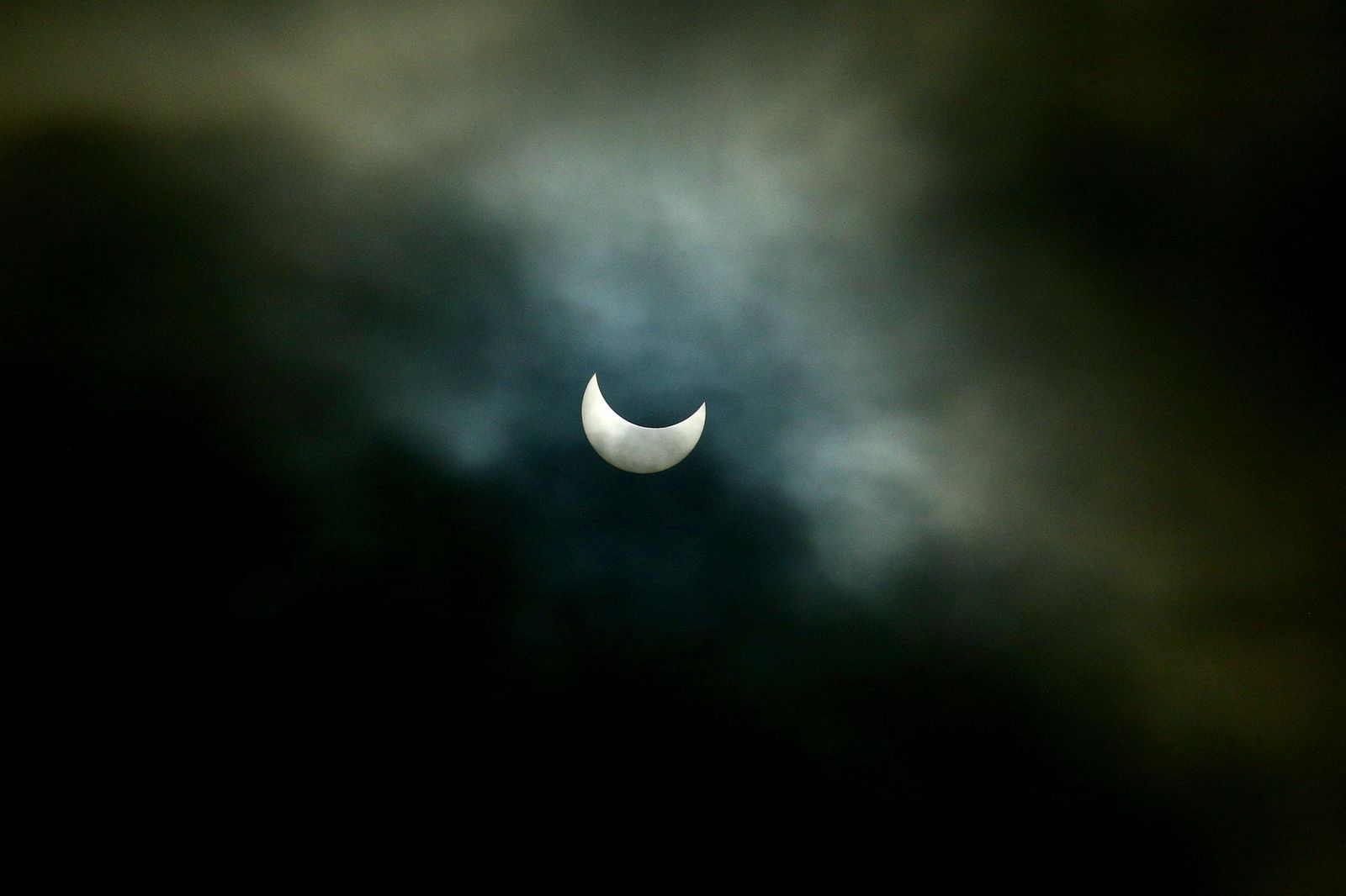 Las imágenes del último eclipse solar de la década