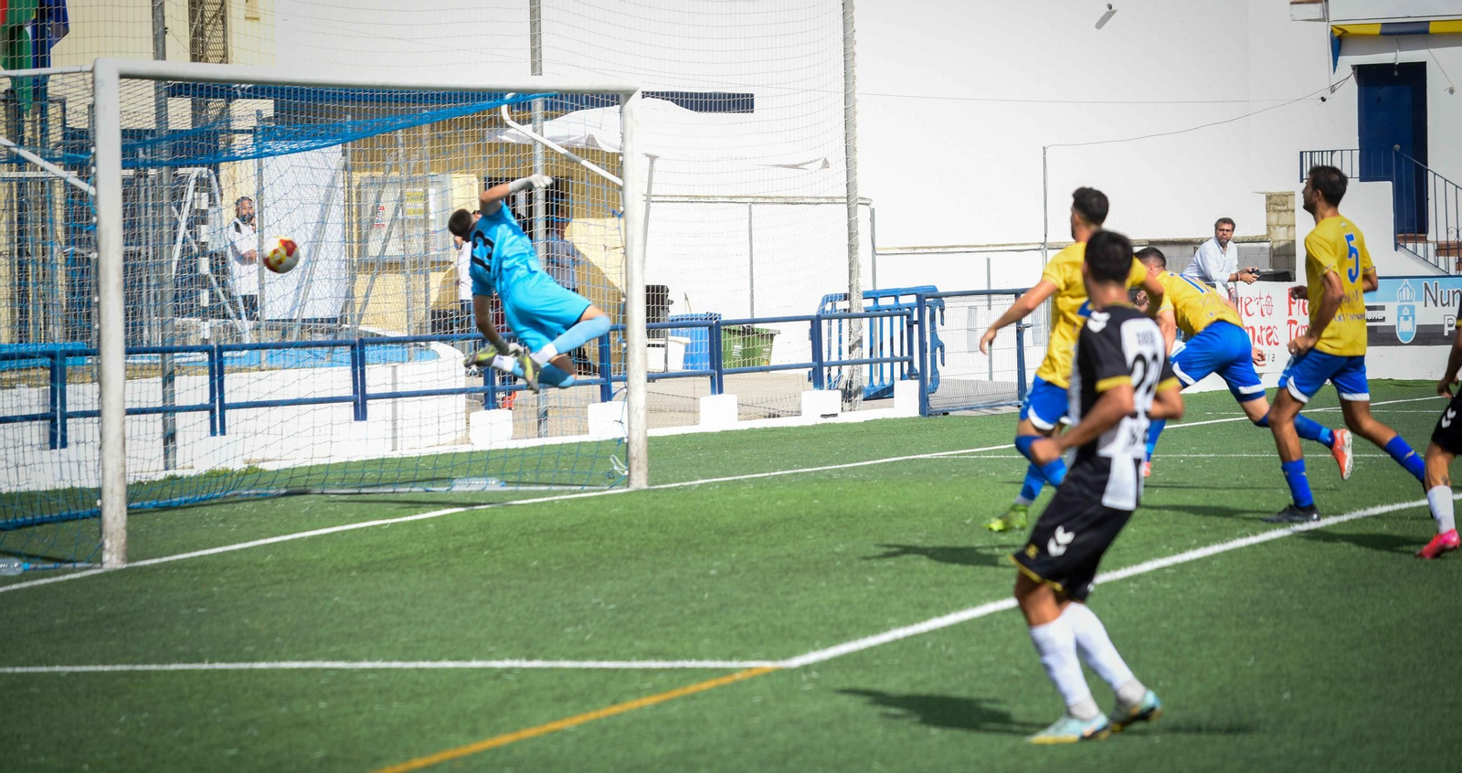 Partido entre el Tomares y la Real Balompédica Linense