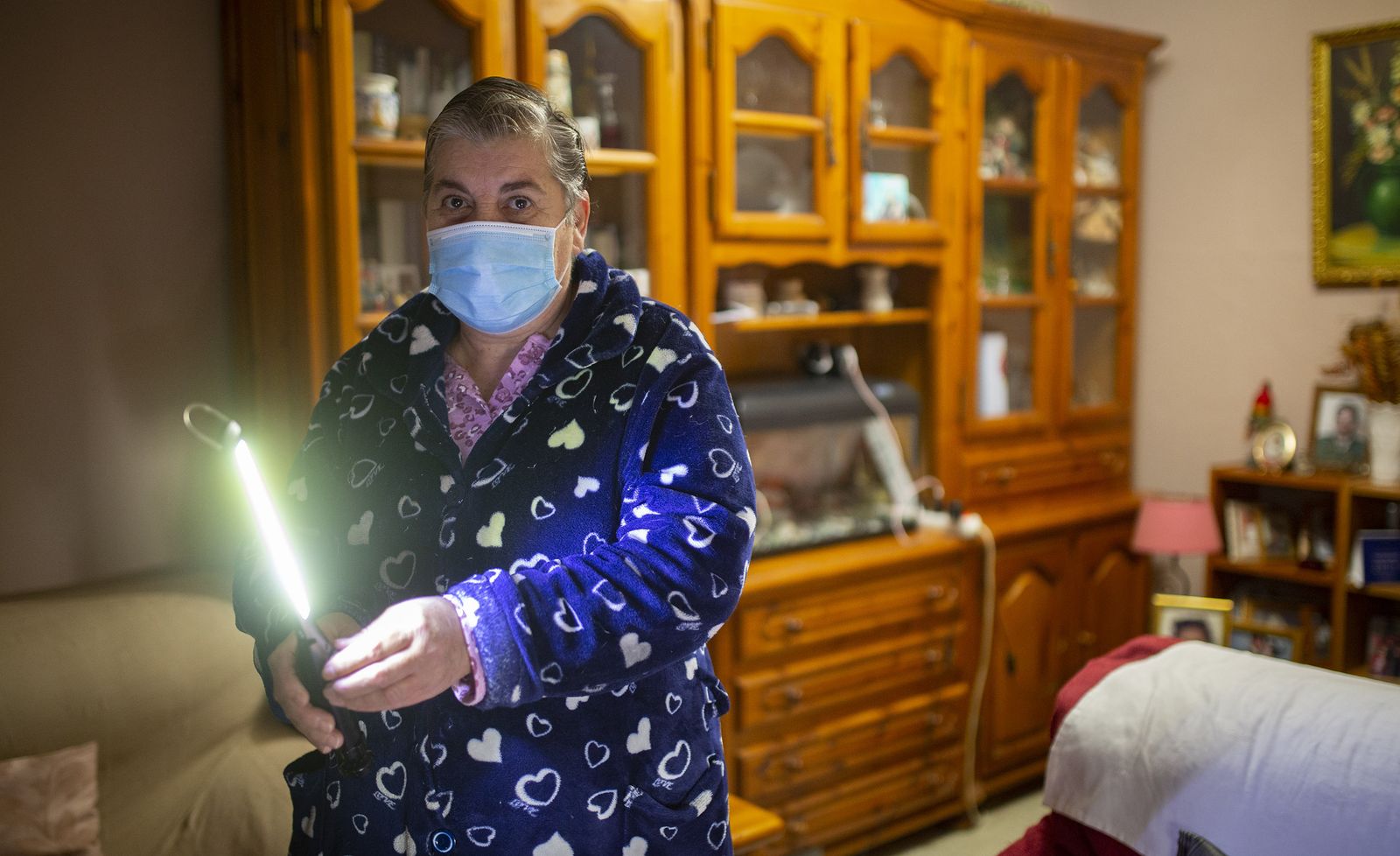 Margarita Rodríguez, con la linterna que utiliza cuando no tiene luz en casa.