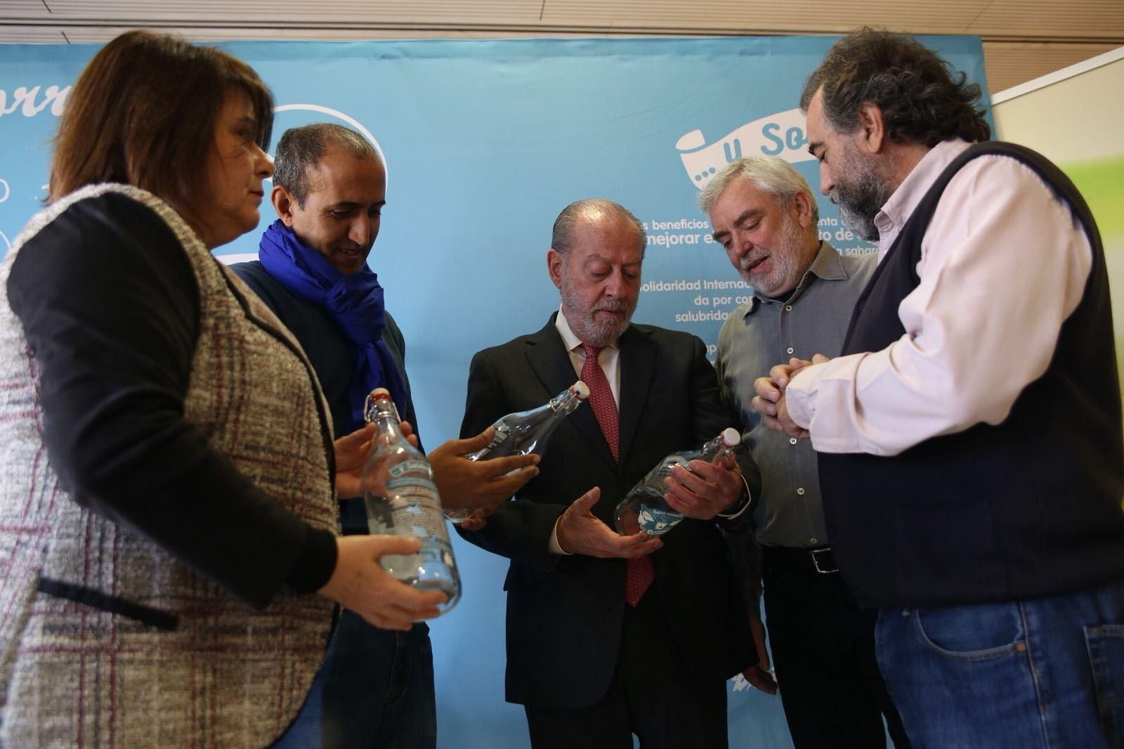 El presidente de la Diputación de Sevilla, en el centro de la foto, durante la presentación de la campaña.