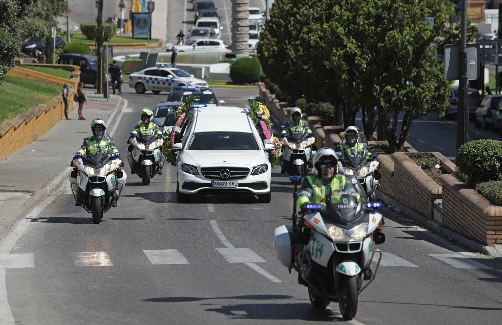 Compañeros de Tráfico acompañan el coche fúnebre a la Comandancia.