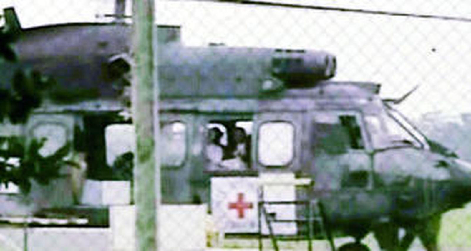 Imagen de televisión del helicóptero brasileño con el emblema de la Cruz Roja que recogió a los rehenes.