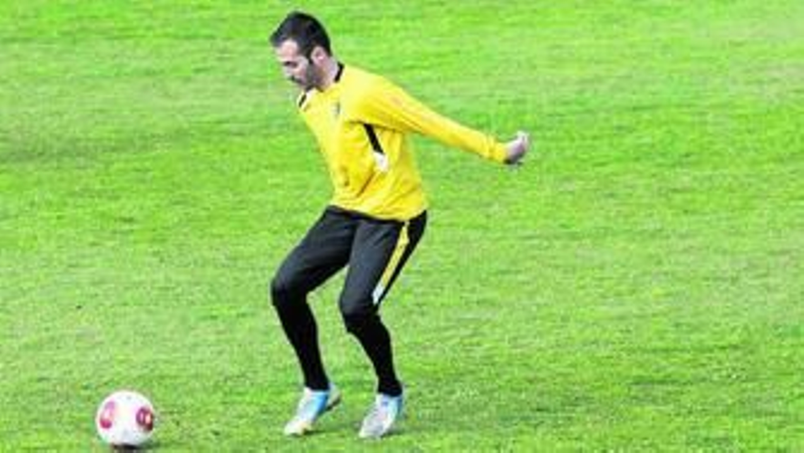 Andrés Sánchez controla el balón durante un partidillo de entrenamiento.