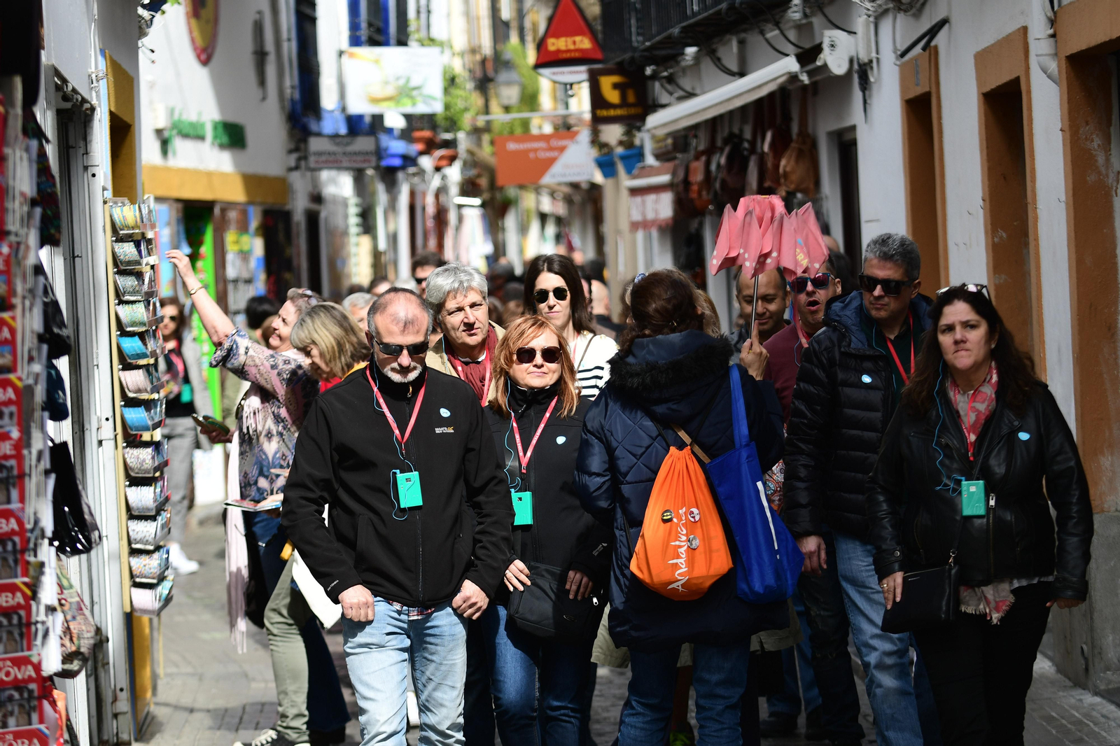 Turistas pasen por el Casco Histórico. Turistas pasen por el Casco Histórico.