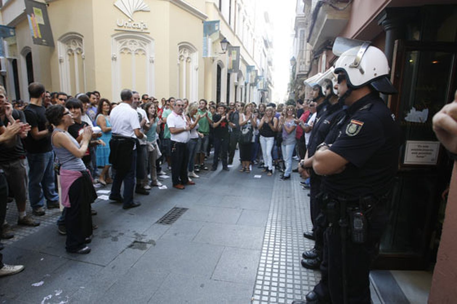 Los piquetes tomaron el centro de la capital desde primera hora de la mañana para impedir la apertura de comercios y empresas

Foto: Jose Braza