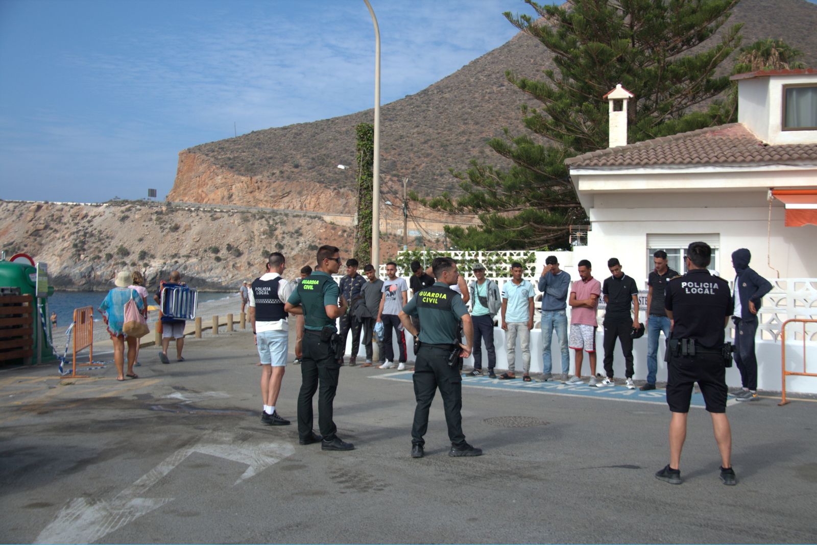 Detenidos 16 inmigrantes llegados en patera a una playa de Castell de Ferro
