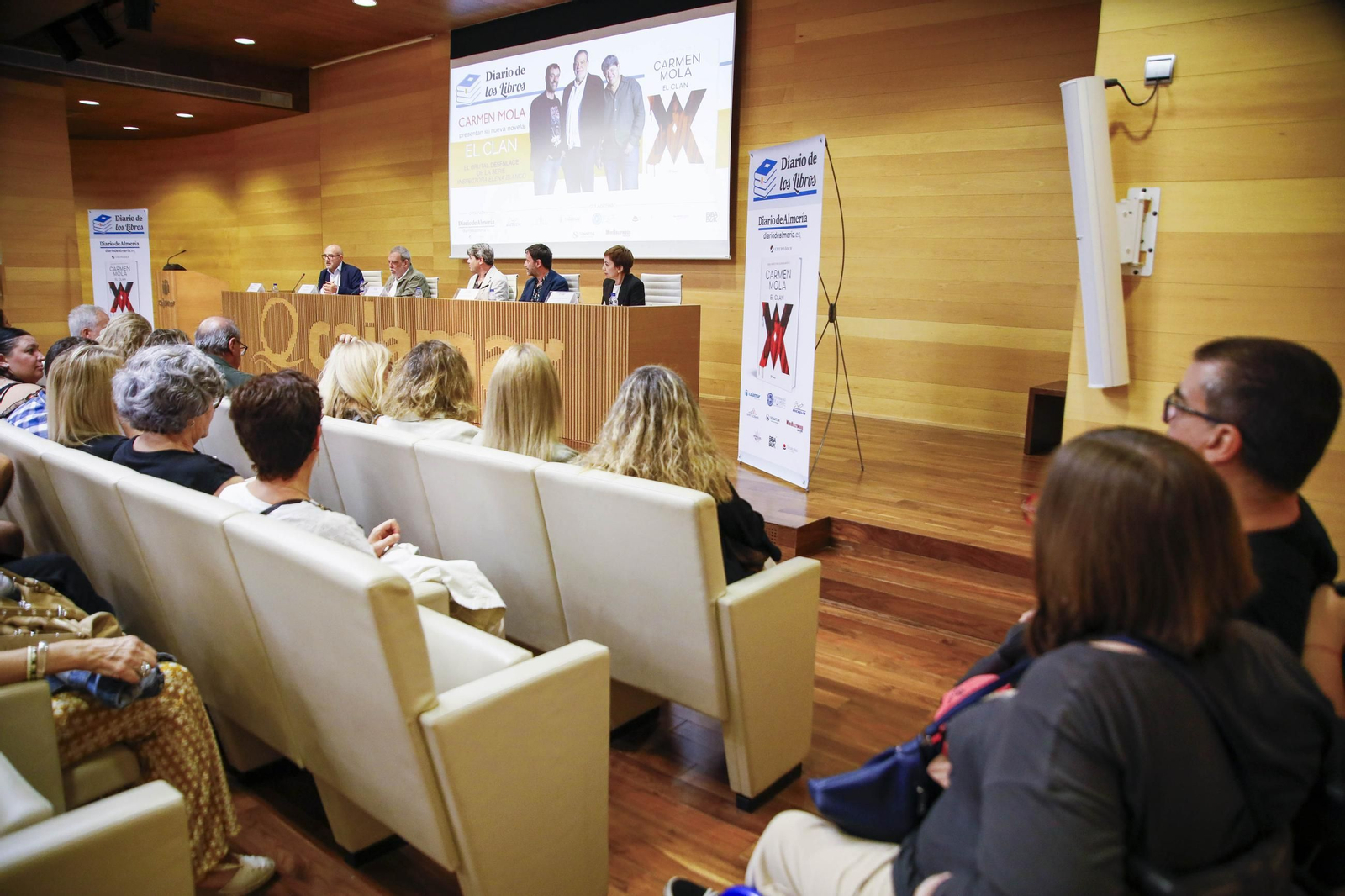 Carmen Mola presenta su libro "El clan" en la Casa de las mariposas de Almería, en imágenes