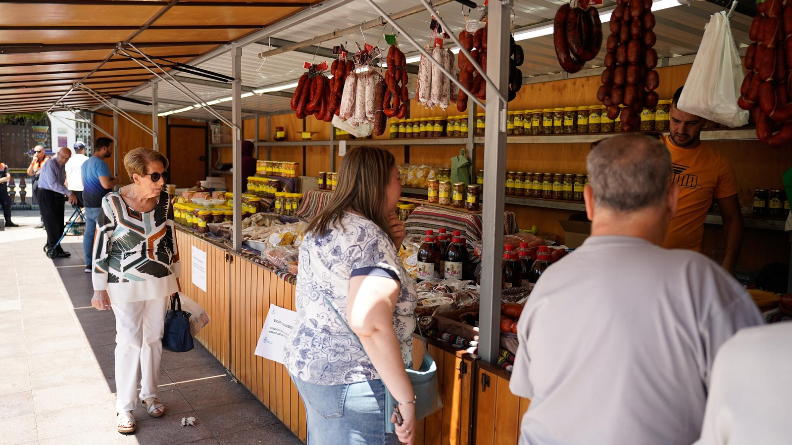 Muchas personas se reunen en la Plaza Alta, bailando y comiendo paella junto a la Feria de los Parques Naturales de Cádiz