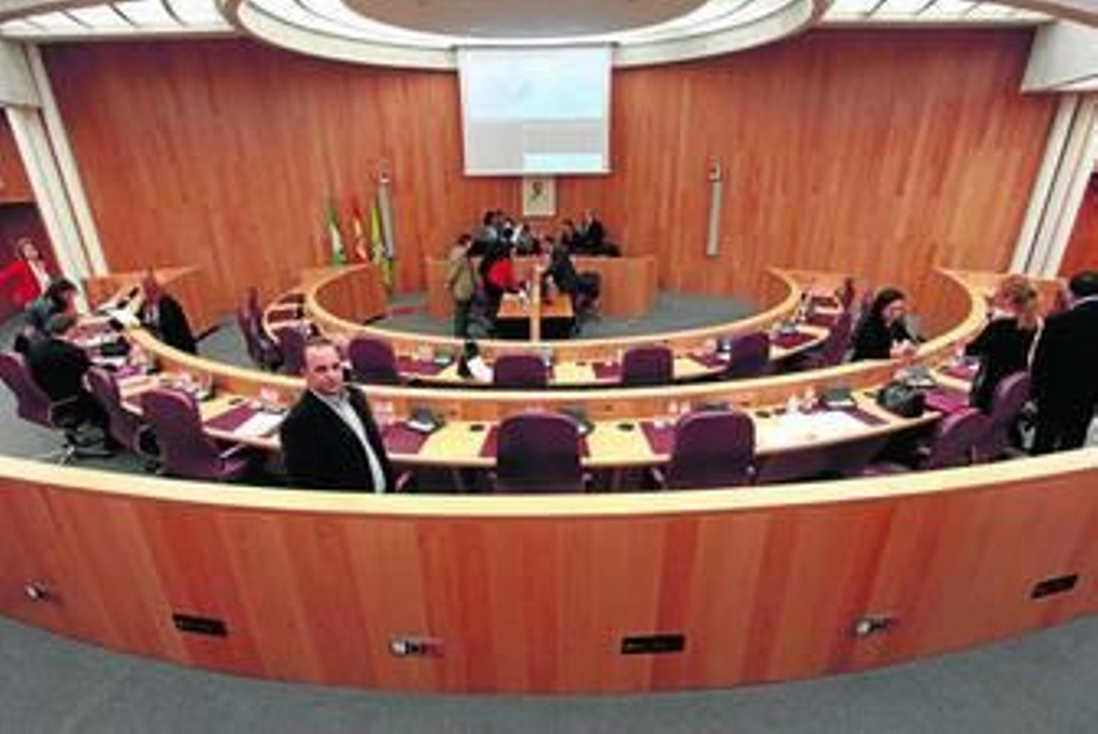 Los diputados van llegando al salón de plenos para la sesión ordinaria.